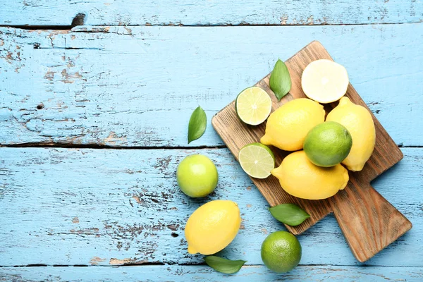 Citróny Citrusy Zelenými Lístečky Modré Dřevěný Stůl — Stock fotografie