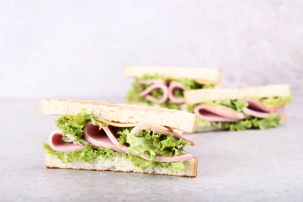 Sandwiches Mit Schinken Käse Und Gemüse Auf Grauem Hintergrund — Stockfoto