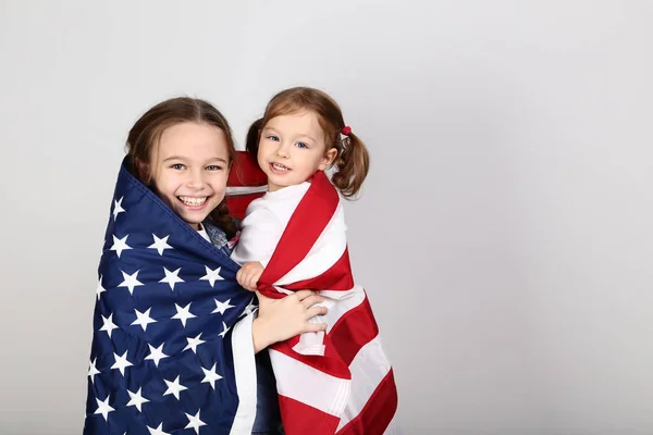 Twee Zussen Met Amerikaanse Vlag Grijze Achtergrond — Stockfoto