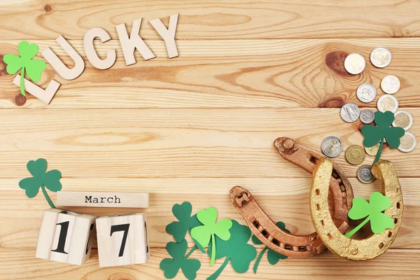 Saint Patrick Fers Cheval Dorés Avec Trèfle Calendrier Bois Pièces — Photo