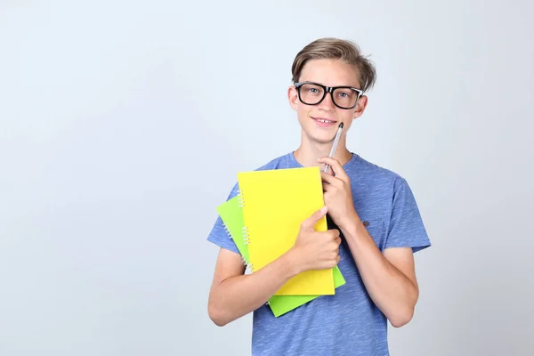 Kleiner Junge Mit Büchern Auf Grauem Hintergrund — Stockfoto