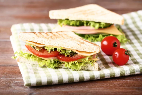 Leckere Sandwiches Mit Frischem Gemüse Auf Braunem Holztisch — Stockfoto
