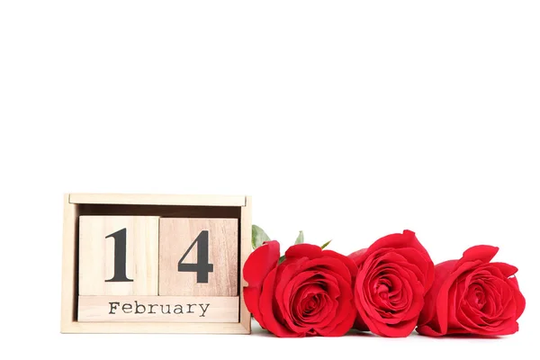 Strauß Roter Rosen Mit Hölzernem Kalender Auf Weißem Hintergrund — Stockfoto