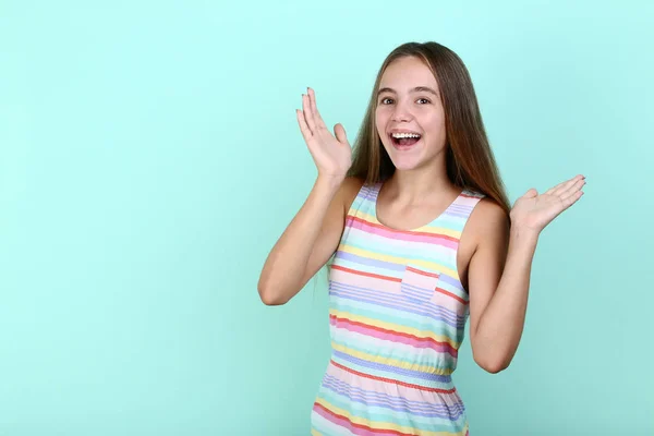 Feliz Chica Joven Vestido Sobre Fondo Menta — Foto de Stock