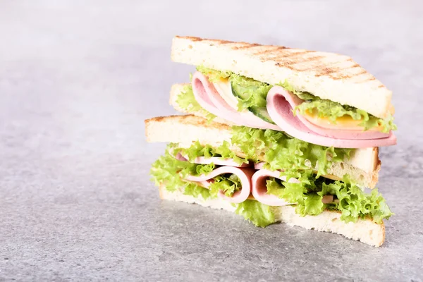 チーズと灰色の背景に野菜のサンドイッチ — ストック写真