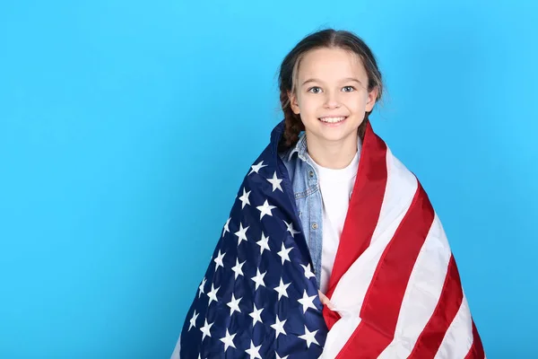 Menina Com Bandeira Americana Fundo Azul — Fotografia de Stock