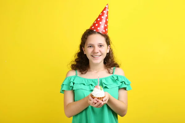 Hermosa Joven Con Cupcake Sobre Fondo Amarillo — Foto de Stock