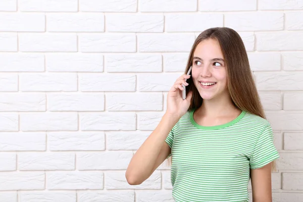 Giovane Ragazza Che Parla Telefono Cellulare Sfondo Muro Mattoni — Foto Stock