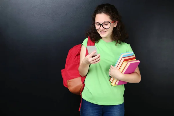 Junges Mädchen Mit Rucksack Und Smartphone Auf Tafel Hintergrund — Stockfoto
