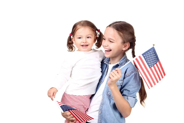 白い背景の上にアメリカ国旗を持つ二人の姉妹 — ストック写真
