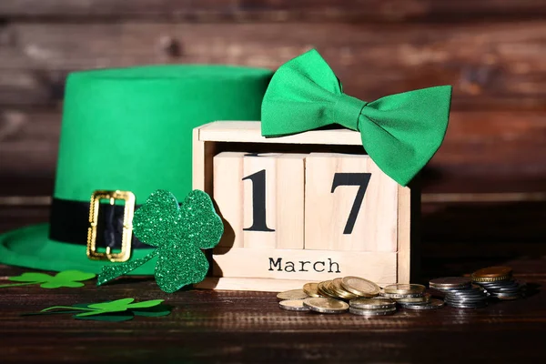 Día San Patricio Sombrero Verde Con Hojas Trébol Calendario Madera — Foto de Stock
