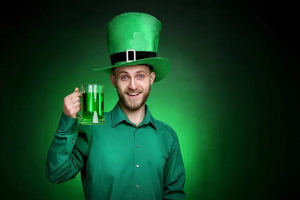 День Святого Патрика Молодой Человек Зеленой Шляпе Стаканом Пива — стоковое фото