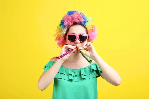 Giovane Ragazza Parrucca Clown Fischietto Aria Sfondo Giallo — Foto Stock