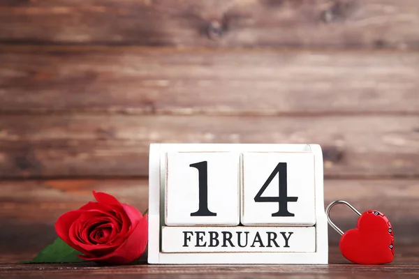 Rosa Roja Con Calendario Madera Candado Forma Corazón Sobre Fondo — Foto de Stock