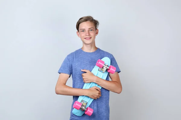 Adolescente Bonito Com Skate Fundo Cinza — Fotografia de Stock