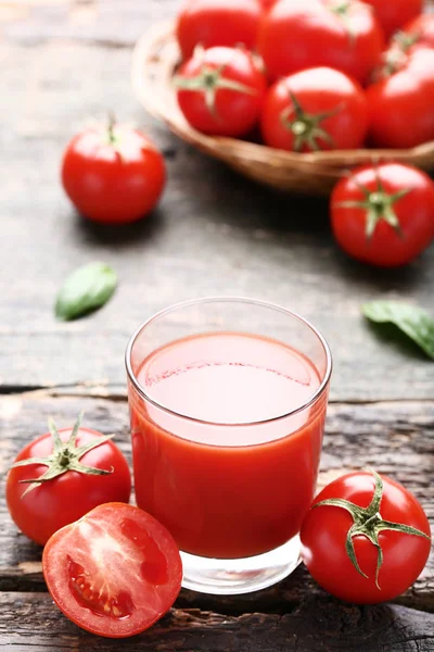 Jugo Tomate Vaso Sobre Mesa Madera Gris — Foto de Stock