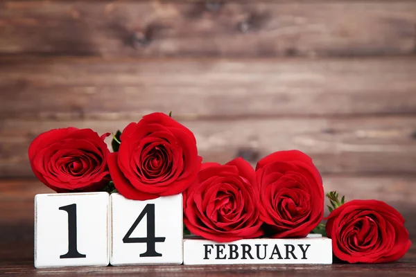 Buquê Rosas Vermelhas Com Calendário Madeira Mesa Madeira Marrom — Fotografia de Stock