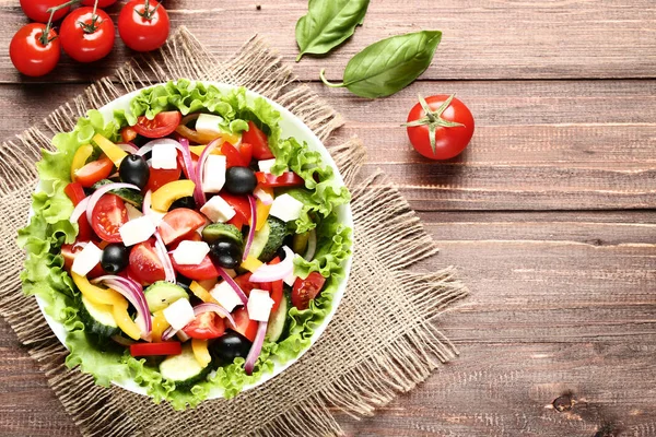 Groente Salade Kom Basilicum Blaadjes Bruin Houten Tafel — Stockfoto