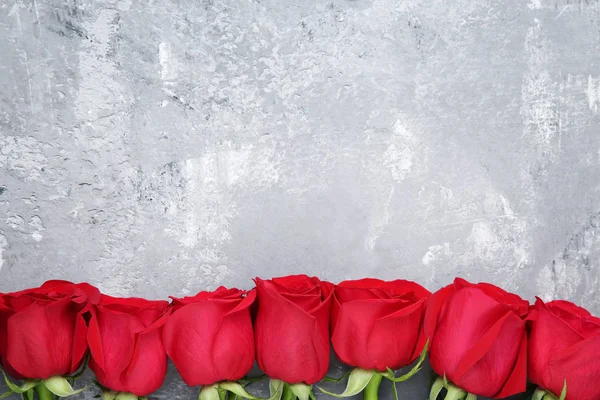 Μπουκέτο Από Κόκκινα Τριαντάφυλλα Γκρι Ξύλινο Τραπέζι — Φωτογραφία Αρχείου
