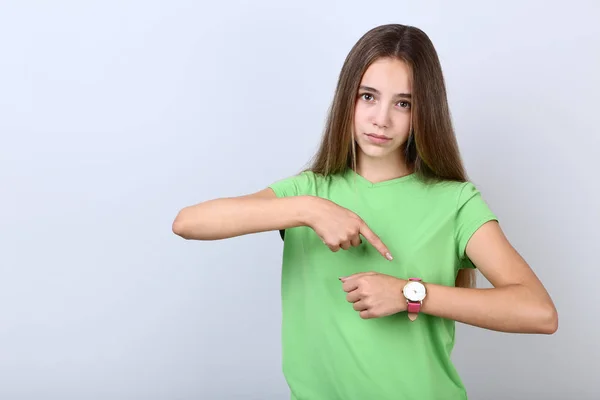 Menina Com Relógio Pulso Fundo Cinza — Fotografia de Stock