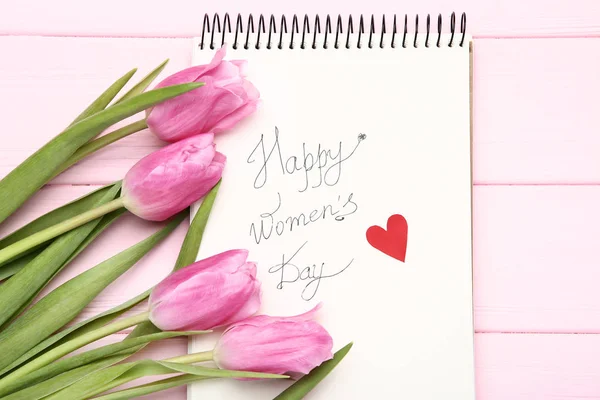 Texto Feliz Día Mujer Con Flores Tulipán Rosa Mesa Madera — Foto de Stock