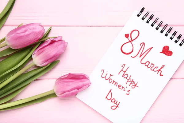木製のテーブルの上にピンクのチューリップ花テキスト 日幸せな女性の日 — ストック写真