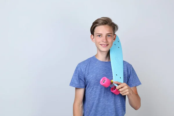 Schattige Tiener Met Skateboard Grijze Achtergrond — Stockfoto