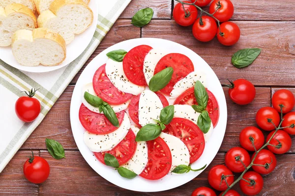 Mozzarella Pomodori Foglie Basilico Con Pane Sul Tavolo Legno Marrone — Foto Stock