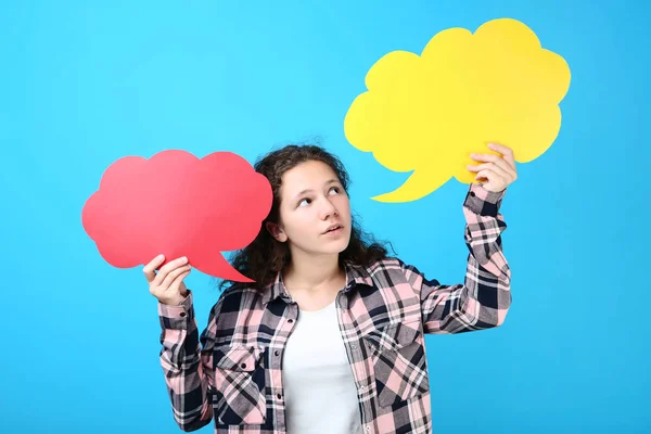 Junges Mädchen Mit Sprechblasen Auf Blauem Hintergrund — Stockfoto