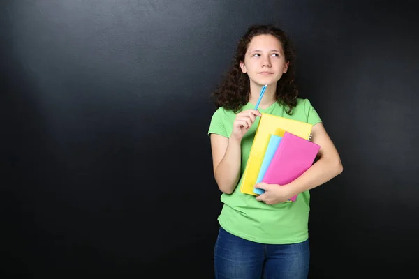 Giovane Ragazza Con Libri Sfondo Lavagna Immagine Stock