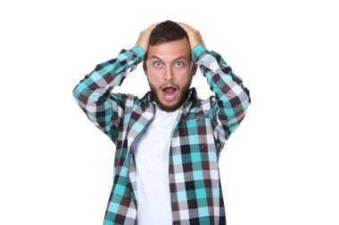 Beyaz arka plan üzerinde izole tişörtlü genç adam