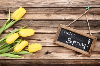 Ahşap çerçeve ve metin Merhaba bahar ile Sarı laleler buket