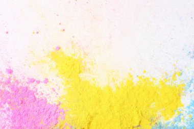 Beyaz arka plan üzerinde renkli holi tozlar