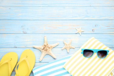 Yaz aksesuarları ile kabukları ahşap tablo