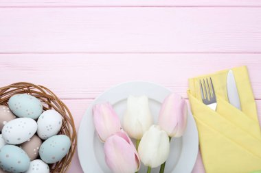 Mutfak bıçakları ile Paskalya yumurtaları ve Lale çiçek pembe ahşap tablo