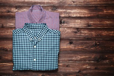 Gömlek kahverengi ahşap masa üzerinde katlanmış