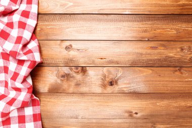 Kırmızı kahverengi ahşap masa peçeteye