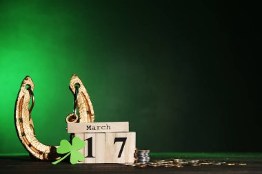 St.Patrick'ın gün. Yonca yaprağı, sikke ve ahşap takvim ile altın at nalı