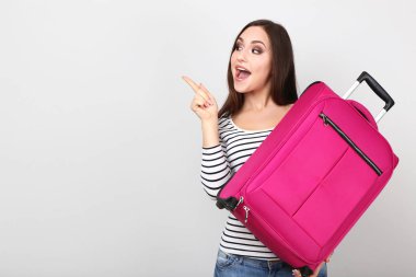 Çanta gri arka plan üzerine genç kız