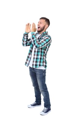 Gömlek ve beyaz arka plan üzerinde izole kot çığlık atan adam