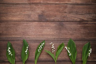 Kahverengi ahşap masaya Lily vadi çiçek