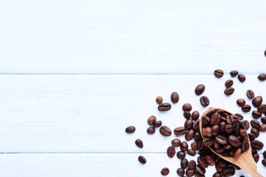 Ahşap masa kaşık kahve çekirdekleri