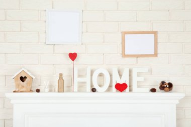 İç içe geçmiş kutusuyla beyaz şömine kelime ev ve fotoğraf çerçeveleri