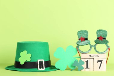 St Patrick's Day şapka ile kağıt yapraklar, gözlük ve ahşap takvim