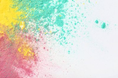 Beyaz arka plan üzerinde renkli holi tozlar