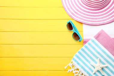 Yaz aksesuarları ile denizyıldızı sarı ahşap tablo