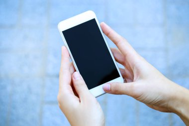 Holding ve smartphone açık kullanarak kadın