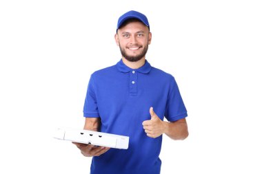 Teslimatçı beyaz arka plan üzerinde izole karton kutu içinde pizza ile