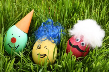 Yeşil çim komik yüzleri ile yumurta