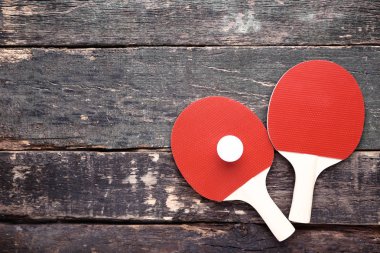 Gri ahşap masa topu ile masa tenisi raketi